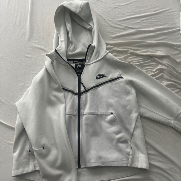 Woman’s active Nike tech. - Picture 1 of 4